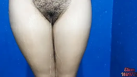 Duştan çıktıktan sonra üvey kız kardeşimle sikişiyorum