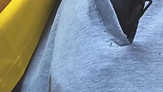 Mädchen erwischt im öffentlichen bus, während sie den schwanz eines fremden bis zur ejakulation streichelt