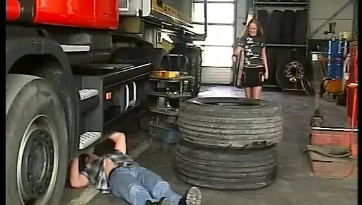 Güzel sarışın Alman kaltak atölyede iki adam tarafından sikiliyor