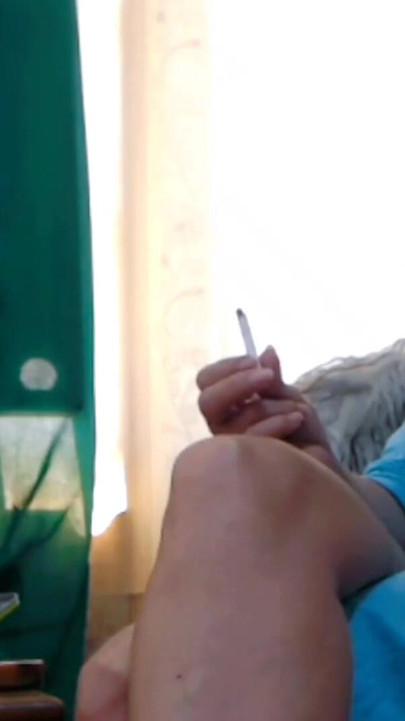 Epski trenutak iz "Vruća MILF puši cigaretu uživo"