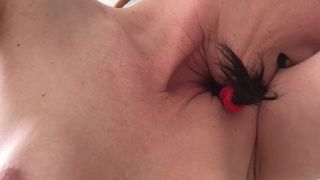 Vreemdgaande vrouw doorhangende tieten orgasme