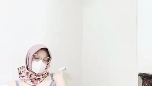 Jilbab tobrut main di kamar mandi