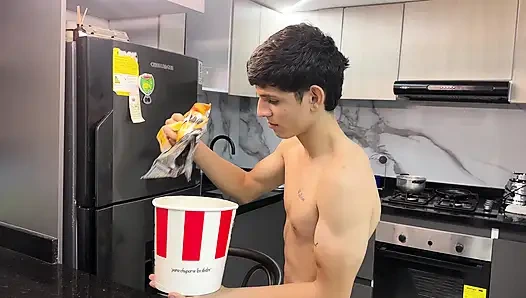 Teman terangsang memasukkan penisnya yang kaya ke dalam kentang goreng untuk teman Latina seksinya. Berakhir Dengan Seks Buatan Sendiri Nyata