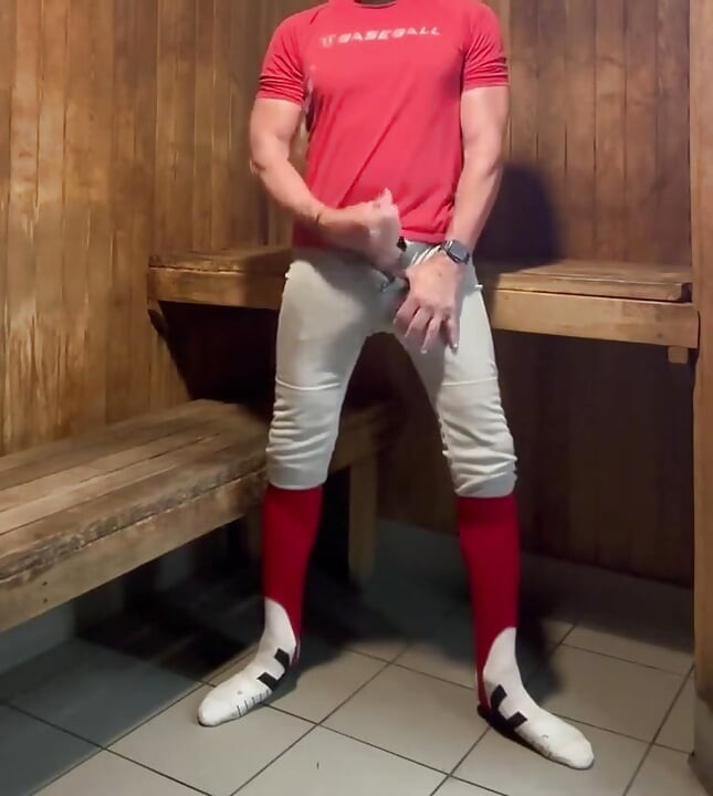 Cowok alpha lagi asik bersenang-senang di ruangan sauna bareng jockdad87 bagian 8