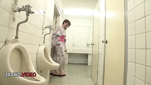 Yumi maeda lagi asik nyepong kontol sebelum dientot habis-habisan