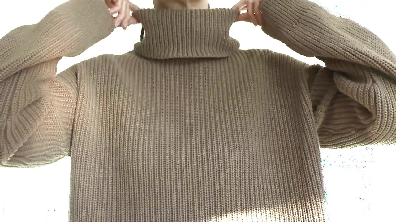 Бризни на мій светр! Леді Вікторія Валенте у товстому светрі з коміром