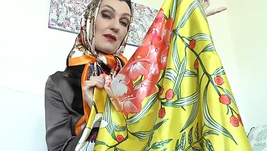 Heyecan verici saten eşarp oyunları! Lady Victoria Valente