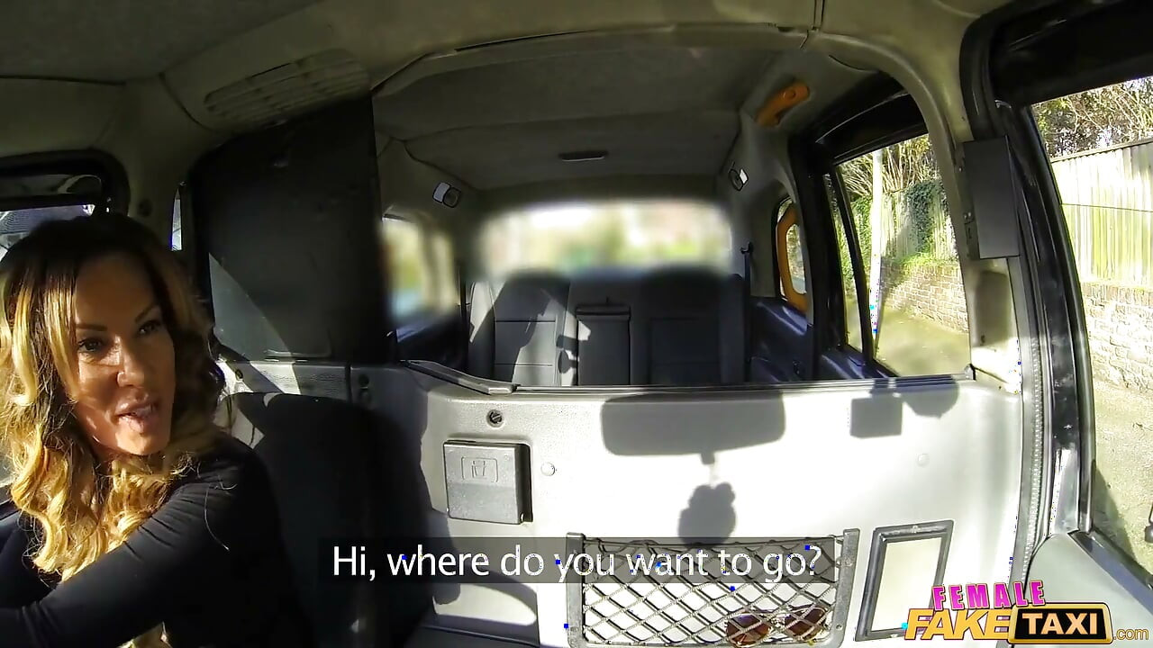 Ženský Fake Taxi - Fake Taxikář obchoduje s ukazovákem v autě za bušení kundičky na zadním sedadle