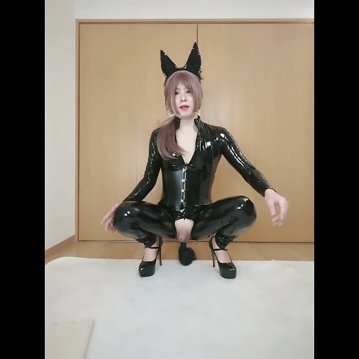 Pvc catsuit kadın kılıklı kuyruklu vibratör oyuncakla tek başına boşalıyor