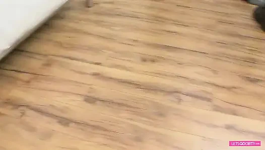 Милфа-блондинка хочет этот черный член