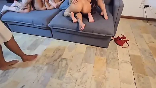 Kızlar beni evlerinde seks yapmak için onlara katılmaya davet etti. Bölüm 2