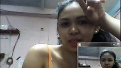 Филиппинская девушка показывает сиськи в скайпе в 2015