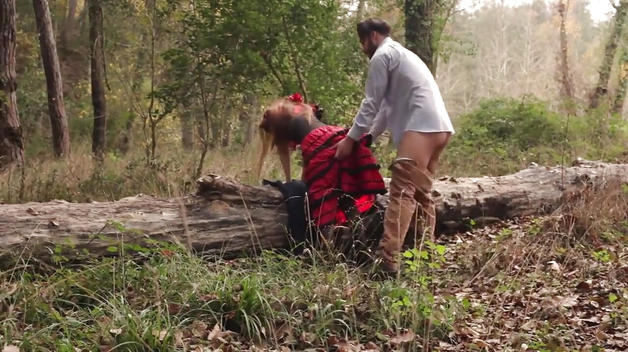 Красуня в горошок спідниці жорстко відтрахана в лісі