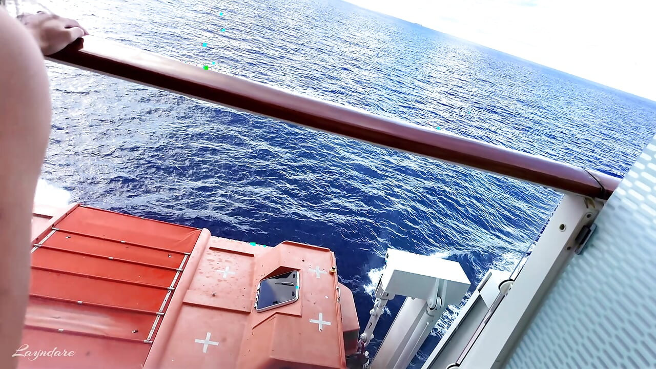 Asiática esposa consigue coño follada afuera en un crucero balcón