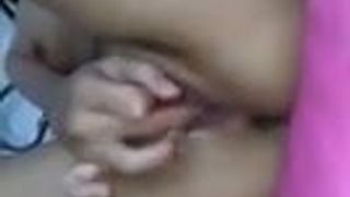 Тайская девушка мастурбирует пальцем
