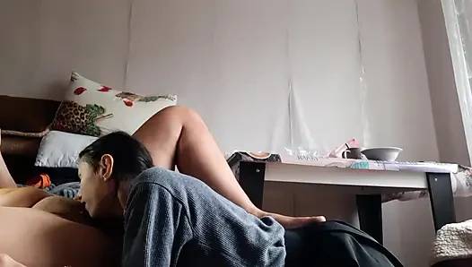 Ich gebe meiner freundin eine kopfmassage, während sie meine muschi lutscht, küsst und leckt