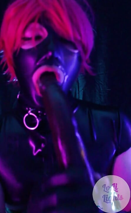 Fekete latex, rózsaszín hajú, BBC dildós cumizás