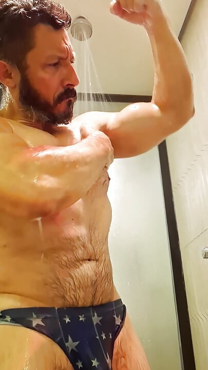 Victory Shower - POV with Gouine Wrestlin