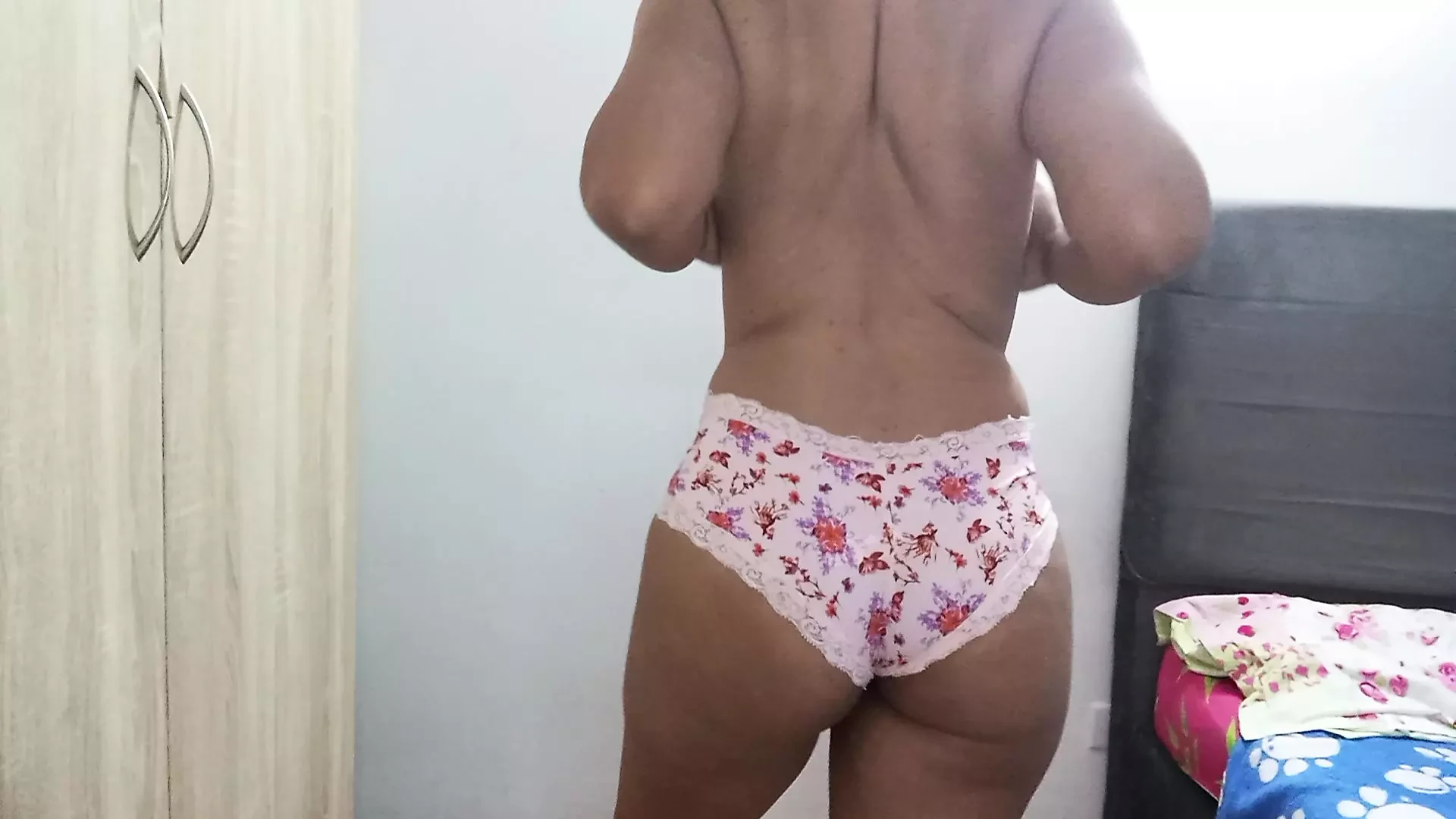 18 yaşındaki kızın pembe külotlu erotik dansı