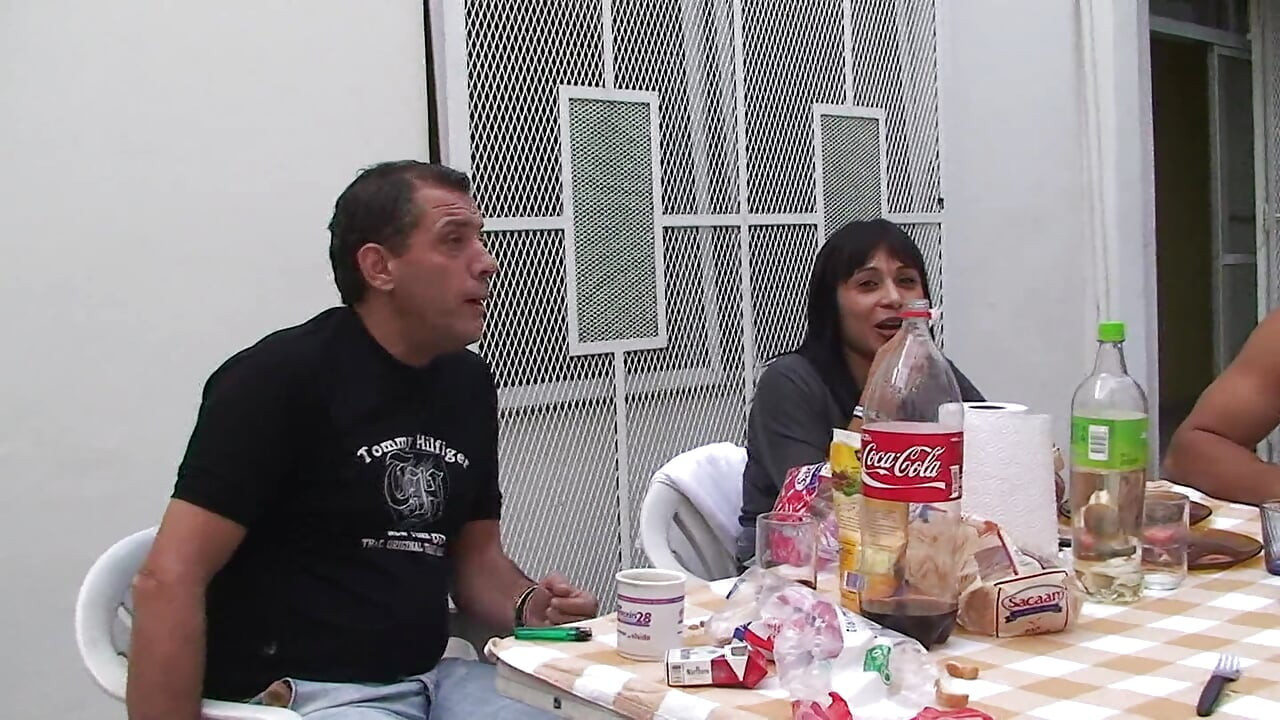 ブルネットの成熟したフェムドムが奴隷の硬いペニスを吸い、乗る