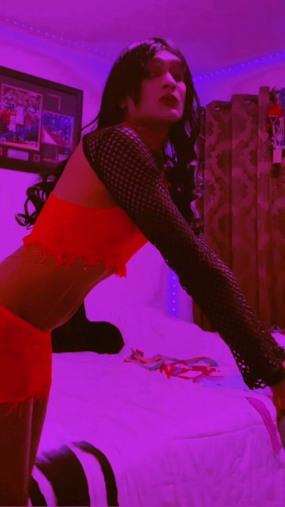 HOT FEM BOY WANTS YOU AT THE CLUB