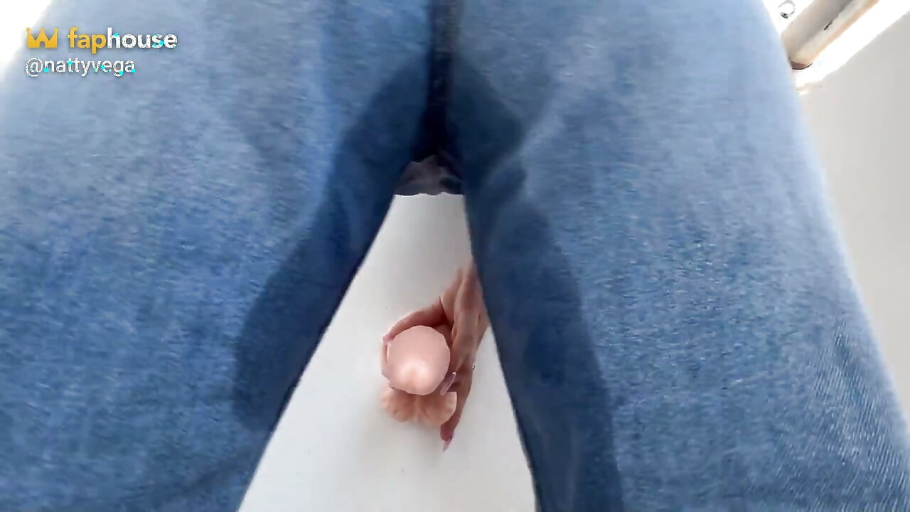 Molhando Minha Calça Jeans para Você