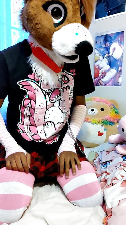Sissy femboy-slut i fursuit viser deg den trange rompa og kyskhetsbelte