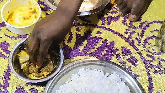 Ketika kami sendirian di rumah, saya makan bersama saudara tiri saya