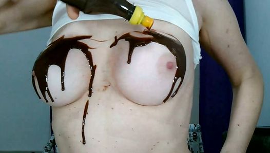 Brazilian_miss zwilżanie piersi, piersi i sutków czekoladą