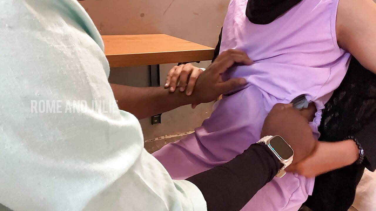 年輕的泰米爾處女女孩ZARA第一次與老闆性愛以獲得獎金 泰米爾清晰奧迪