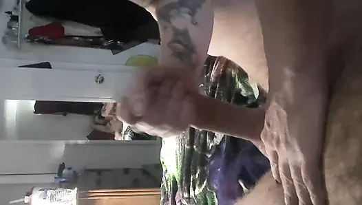 Seksi kızıl saçlı yarak gırtlağına kadar alıyor ve amcığını pompalıyor