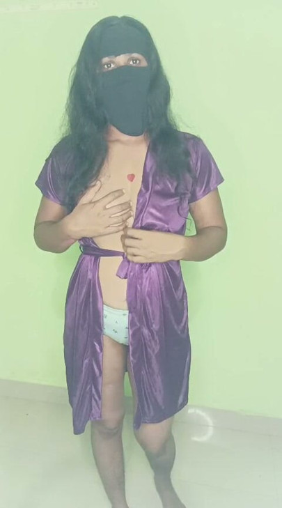 Aunty showing  her cleavage