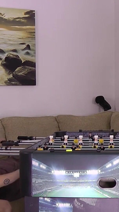 صديقتان مقربتان تتنقلان في لعبة كرة القدم الشريطية الكوميدية | مقطع 1