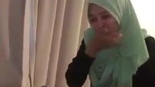 Девушка в хиджабе сосет член как сучка
