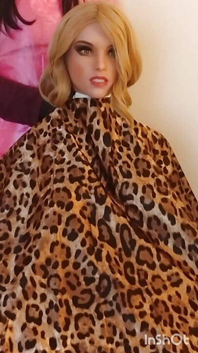Sesión de modelado con la capa de corte de pelo sedosa y suave de Lauren