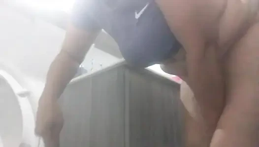 MILF masturbiert schließlich ihre große, saftige Muschi, während sie allein zu Hause ist