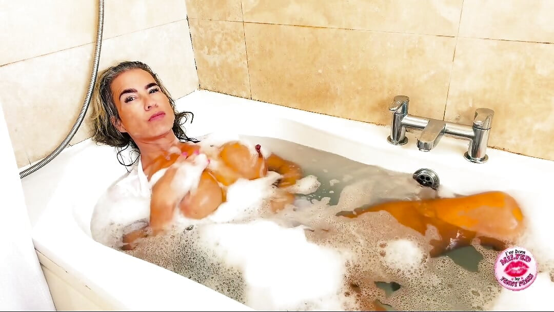 Sange di Bak Mandi dengan Dildo Hitam Tebal Besar - Dalam, Menggoda, dan Cumming Keras Berulang Kali
