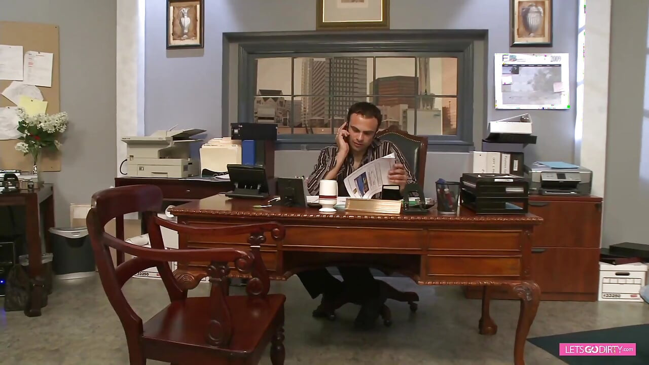 私の大きなおっぱいふしだらな女のためのオフィス弄