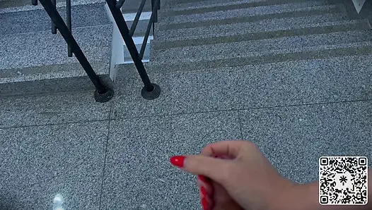 Büyük götlü sarışın beni asansörde aldı ve merdiven boşluğunda sikiliyor - çok yüksek sesle mi?
