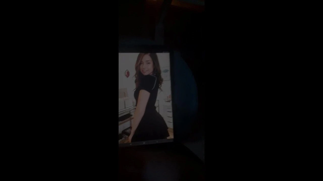 Pokimane con omaggio