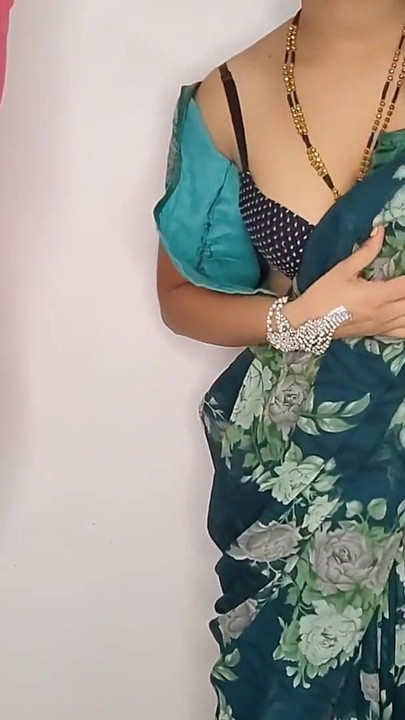 Emotional moment from "Komal ka blouse telar ne dhila sil dia dubara nap le ke silaya"