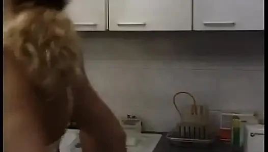 German Mature Lady Is Here to Get Her Anal Hole Penetrated