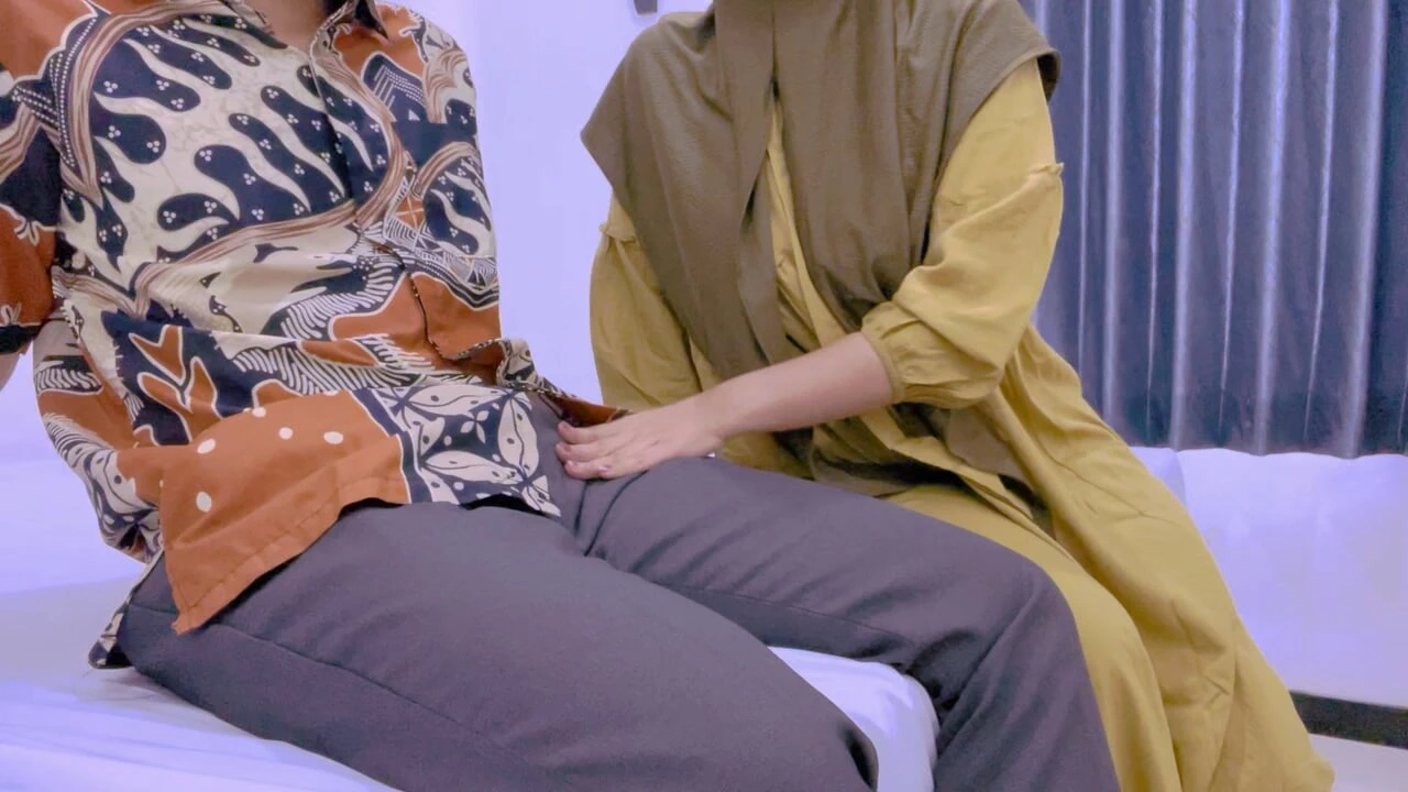 戴穆斯林头巾的讲师和首席执行官在酒店出轨，让震动棒达到高潮，稳定摇晃