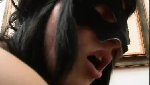 Süße italienische brünette in maske wird hart gefickt