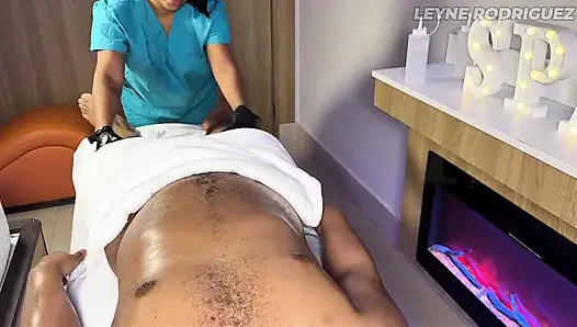 Rutschige & sinnliche Ganzkörper-Nuru-Gel-Massage mit Leyne Rodriguez