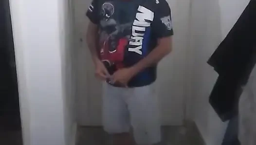 Kocam uzaktayken beni banyoda sikmesine izin verdim.
