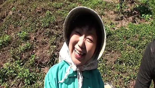 A076G11 A mature woman in her sixties is about to apply for AV. Nymphomaniac SEX in the shade of a tree in the forest!