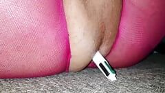 Đôi chân cong của femboy dani trong chiếc quần tất màu sắc rất gợi cảm và trêu chọc