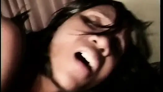Pelacur hitam murahan dengan gaun hitam ketat disetubuhi oleh kontol hitam yang bagus