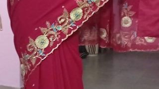 Minha verdadeira madrasta quente saree vermelho